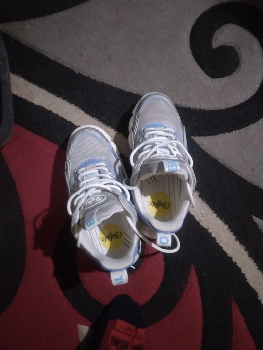 Vând Adidas dama firma originali mărimea 39 purtați foarte putin