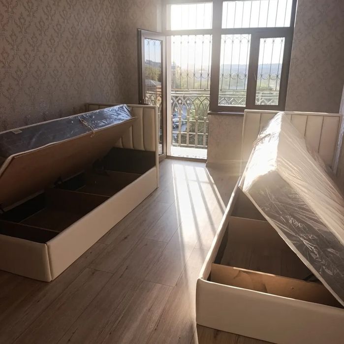 Односпальная мягкая кровать в классическом стиле