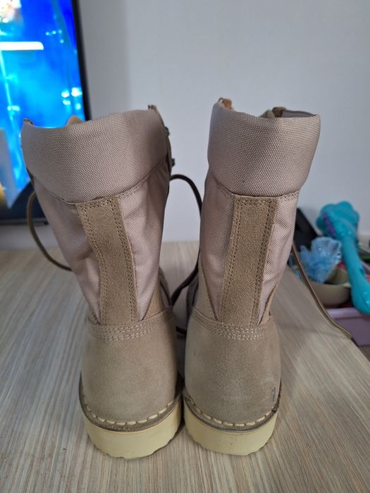 Vând bocanci combat