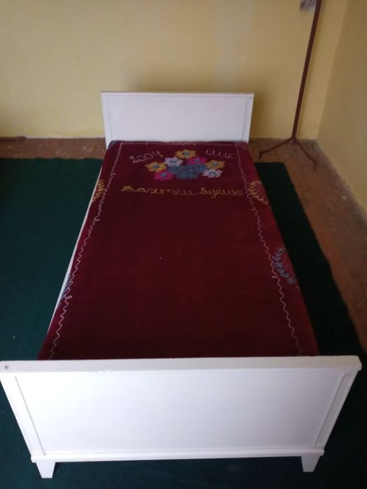 Rosiskiy divan sotiladi