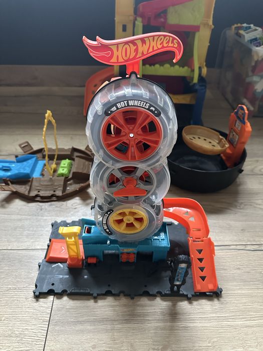 Писта Hot Wheel и Fisher price