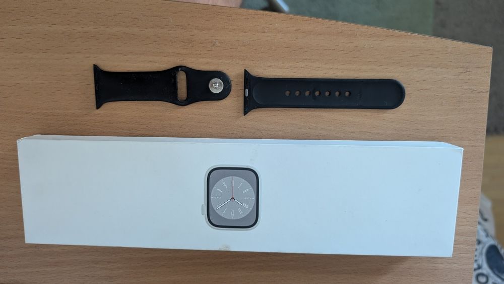 Apple Watch Series 8 – 41 mm, Silver Aluminum cu folie de protecție.