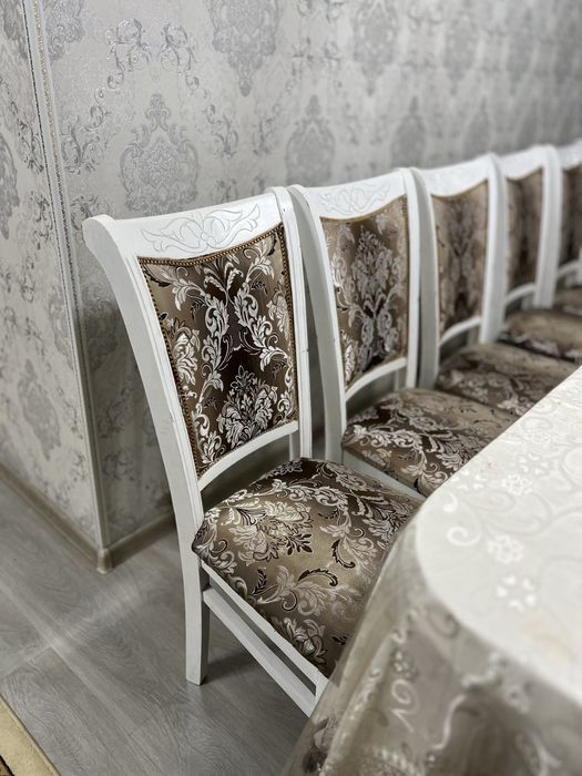 Стол, стулья, сервант