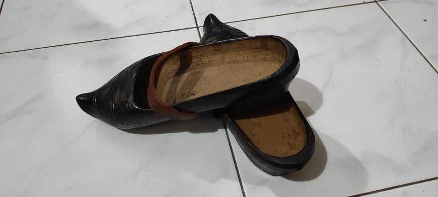 Стари дървени обувки