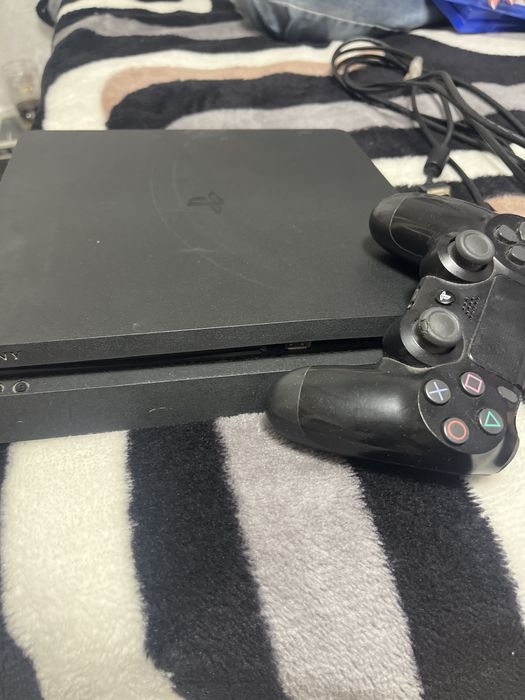 Ps 4 slim 3 jocuri functionabile maneta functionabila cablul  este fisurat dar este functionabil ,folosit doar un an,merge perfect,are fc25 instalat.