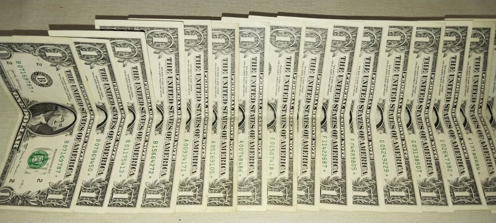 Продается 1- долларовая купюра со звездой