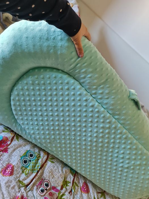 Babynest happyluna perna si arcada cu jucarii
