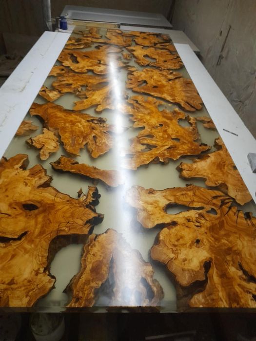 Трапезни, кафе маси и плотове от масивна дървесина и епоксидна смола