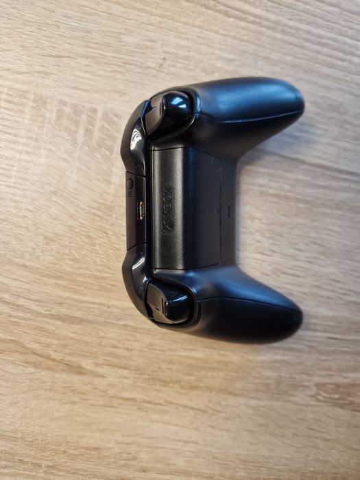 Xbox One 500gb с 2 контролера.