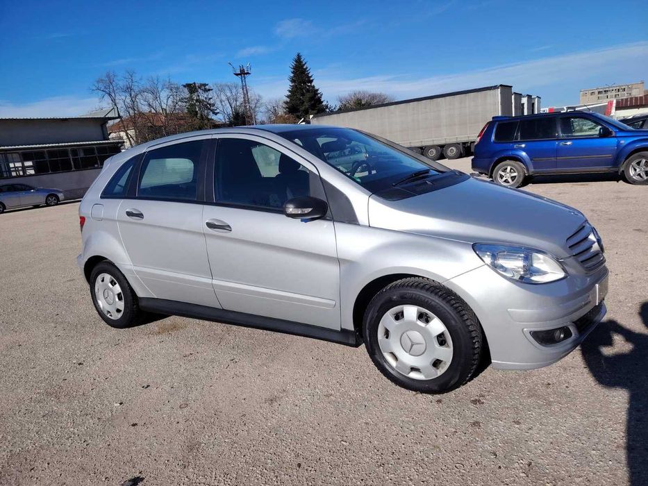 Мерцедес B170 бензин 5 врати,малко км.