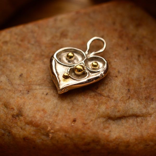 Ръчно изработен сребърен медальон 925 „Сърце с капчици роса“