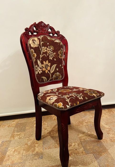 Стол со стульями для гостиной