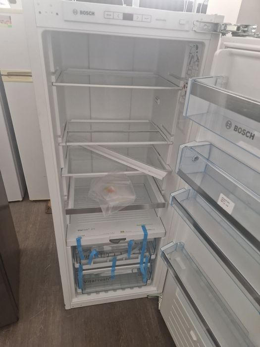 Хладилник за вграждане Bosch A++  140 см Чисто нов