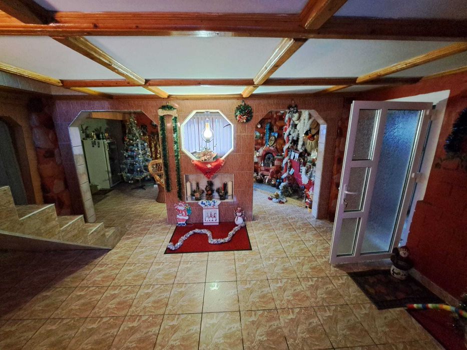 Vand două case in aceeasi curte - Zona Centrala- Pojorâta