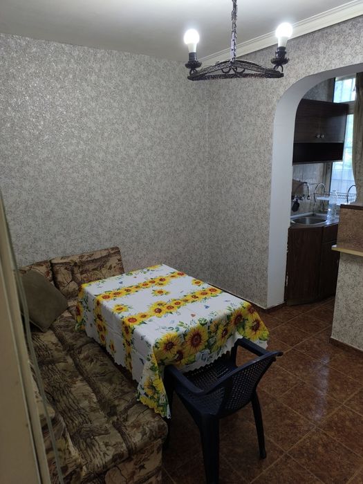 Отдавам тристаен необзаведен апартамент в кв Дървеница, София под наем, състоящ се от хол, две спални, кухня, баня, тоалетна и две сервизни помещени я