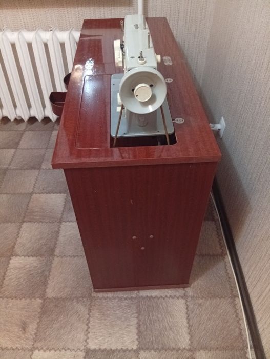 Продам швейную машинку