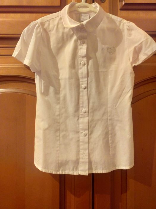 Школьная рубашка почти  новая на девочку рост 122 см