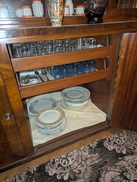 Bufet vitrină Art Deco interbelic (1930–1938) – lemn masiv,nuc,cristal