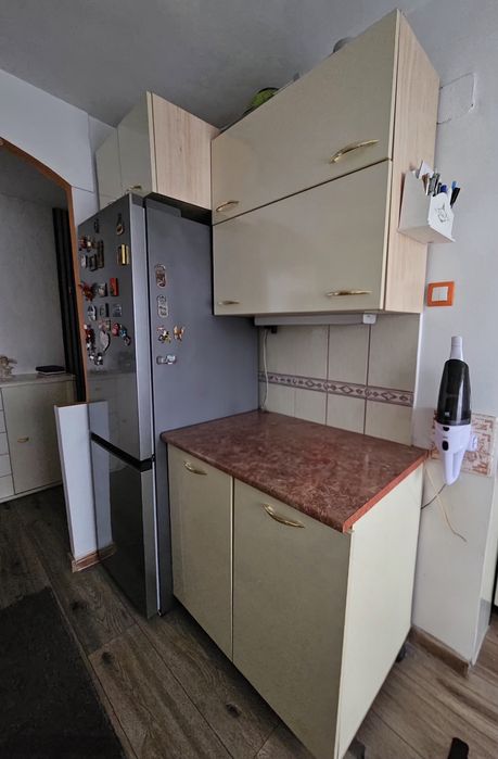 Mobilă de bucătărie cu fronturi din MDF lucios