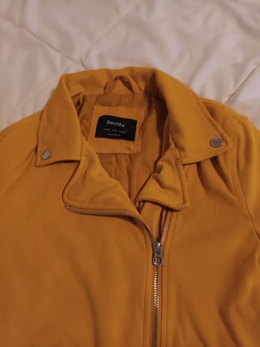 Jacheta galbena Bershka de femei  marimea S