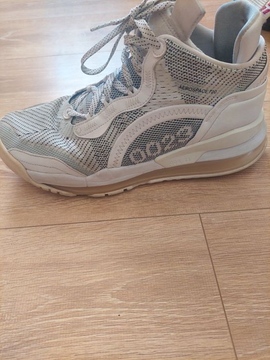 Vând o pereche de adidasi aerospace 720