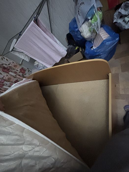 кровать с матрасом