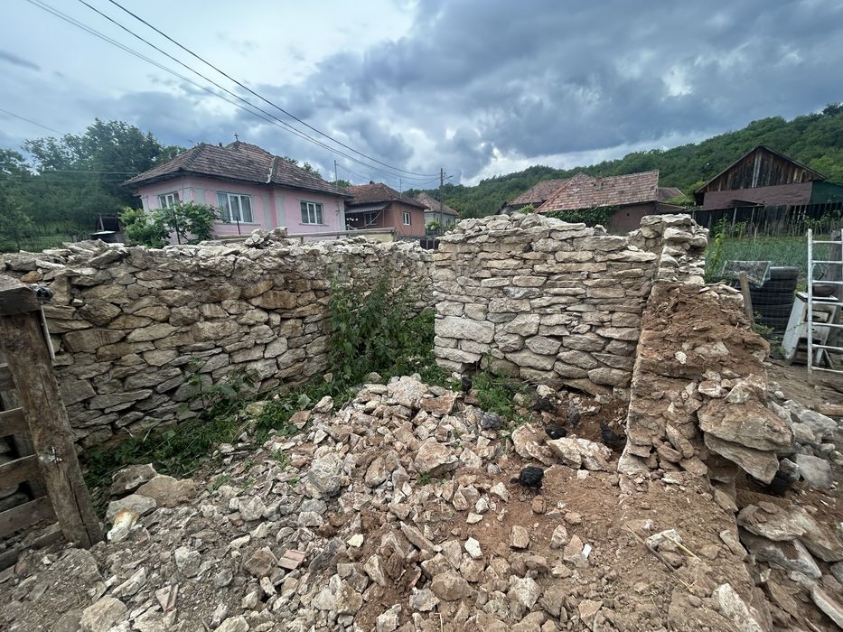 Vând piatră naturală din demolare – piatră pentru ziduri, garduri și amenajăr