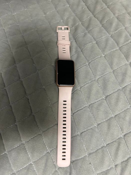 Часы HUAWEI розового цвета