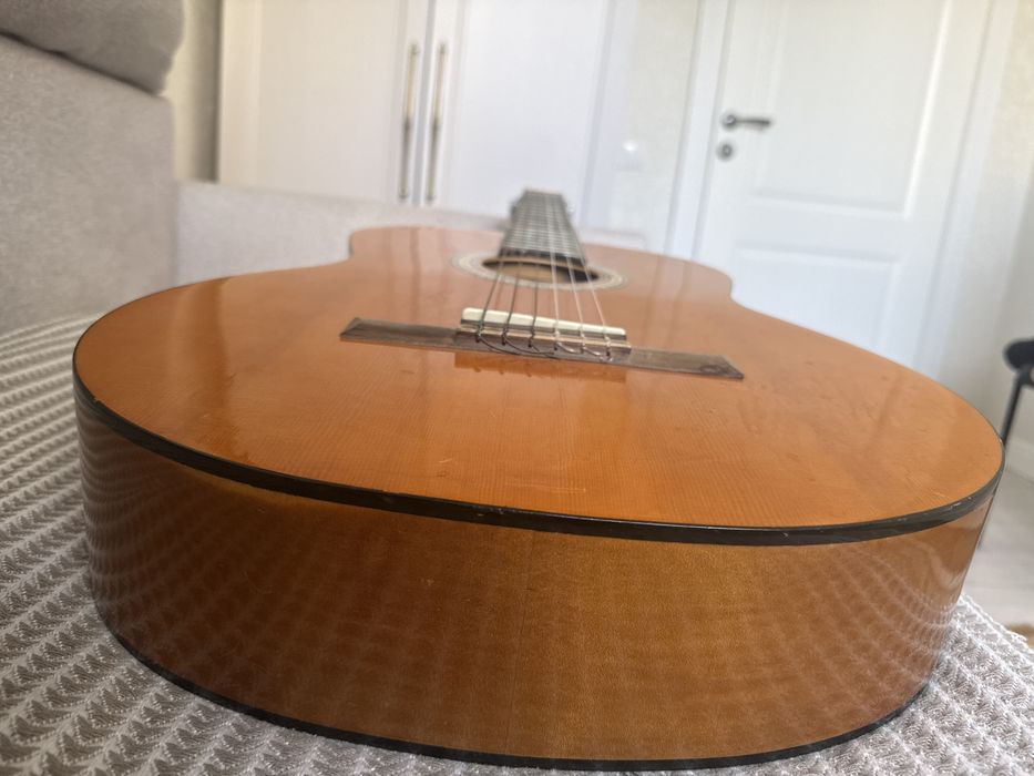 На продаже гитара  Yamaha C - 80