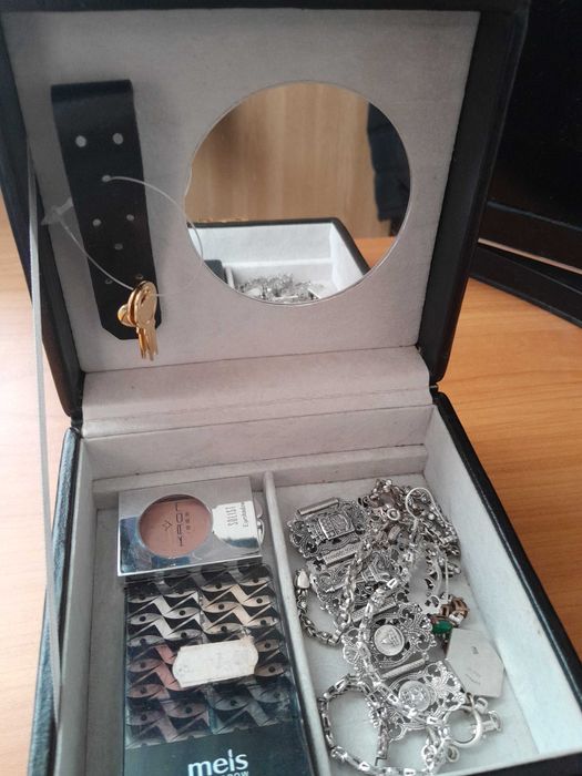 Cutie piele ecologică cu oglindă și închidere pe cheiță: 13,5x15x8cm