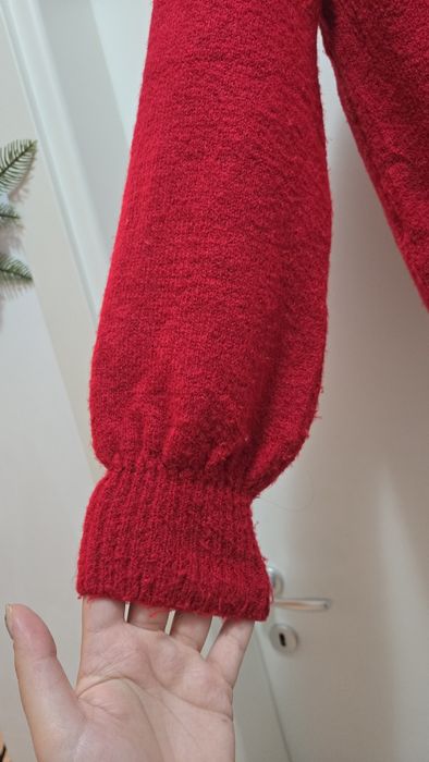 Pulover rosu cu nasturi la gat