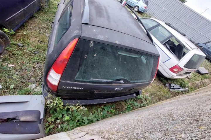 Lampa / Tripla stop stanga pe aripa Ford Mondeo 2001