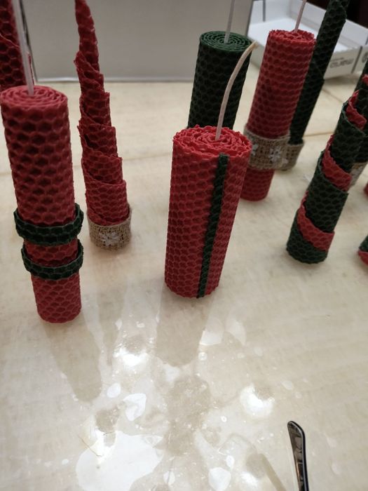 Lumânări făcute din faguri perfecte ca și decorațiuni de craciun