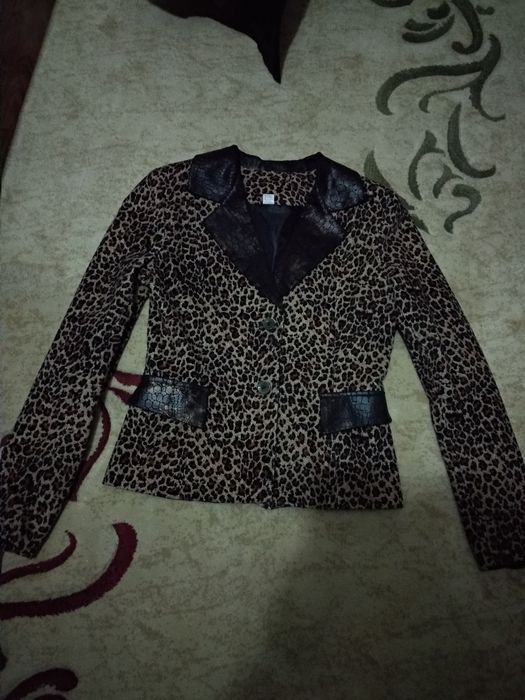Продам нарядный пиджак с кожаной отделкой