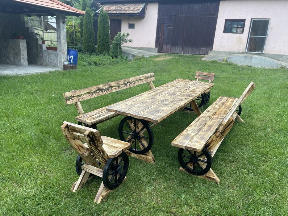 Masa din lemn masiv pentru terasa foisor