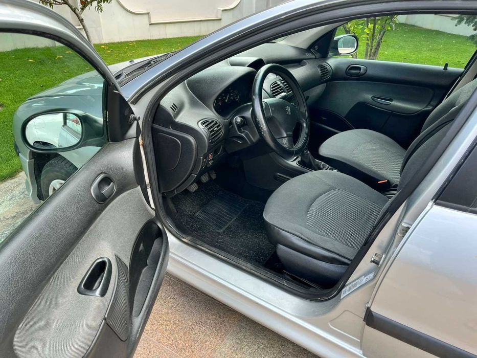 АВТОМОБИЛ Peugeot 206