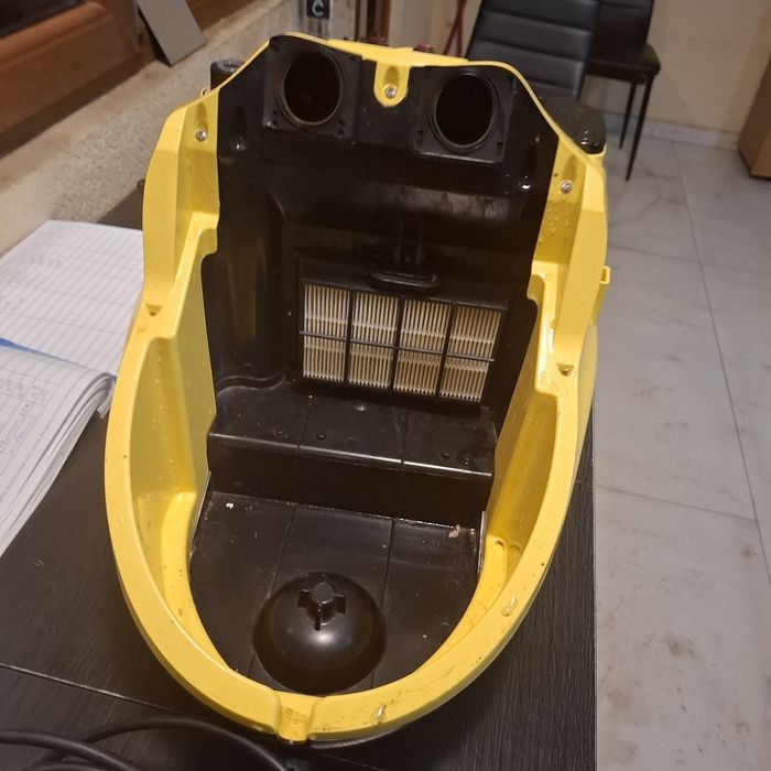 Aspirator cu aburi și apa de curatat