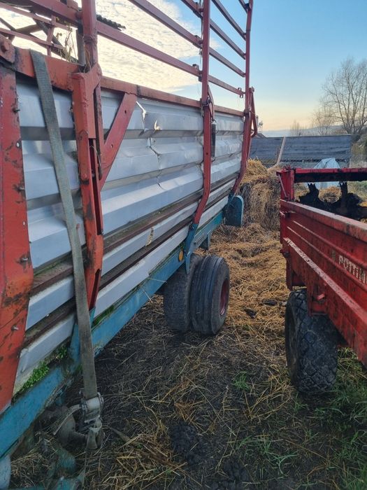 Remorca de strâns fân