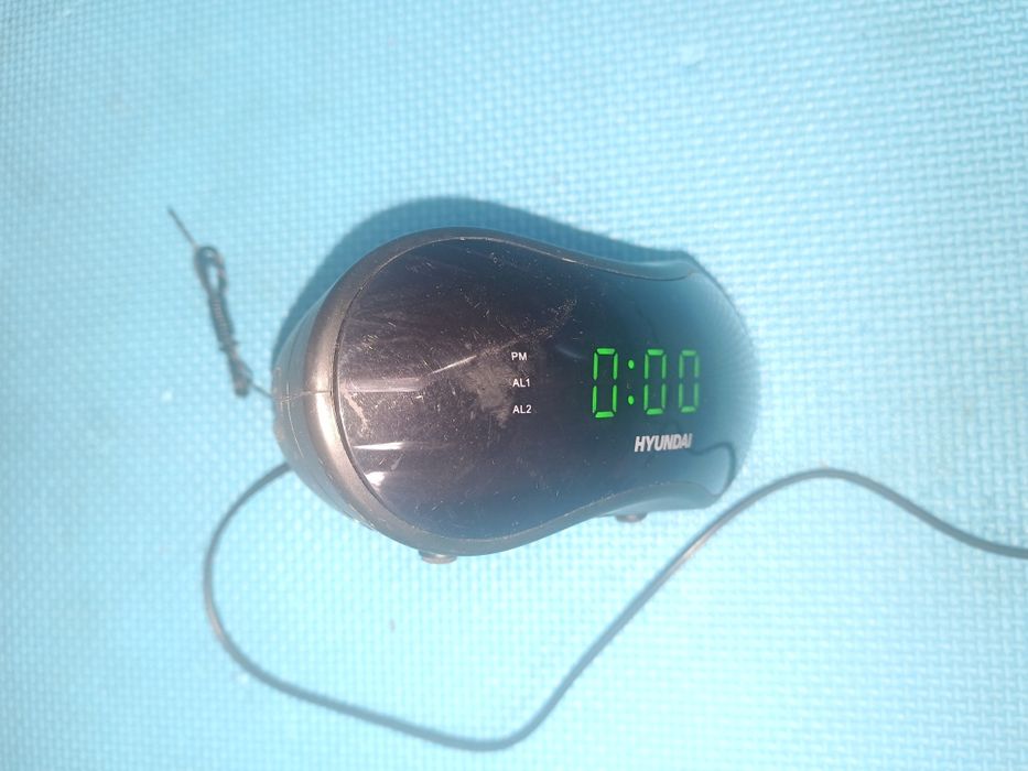 Часы, радио, будильник.