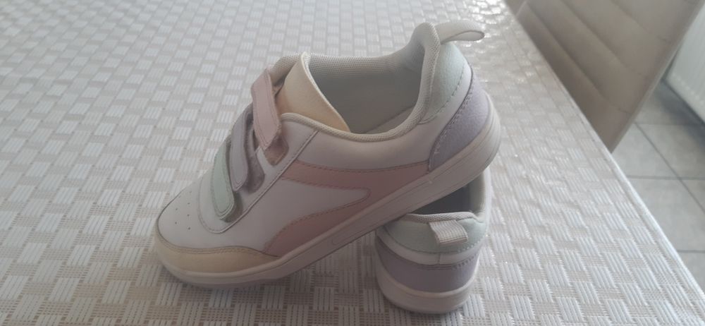 Adidasi fetite marca HM marimea 34