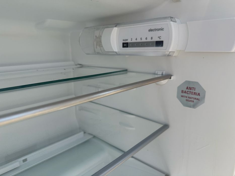 Малък хладилник Сименс за пълно вграждане