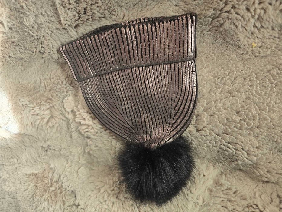 Блестяща шапка с пух