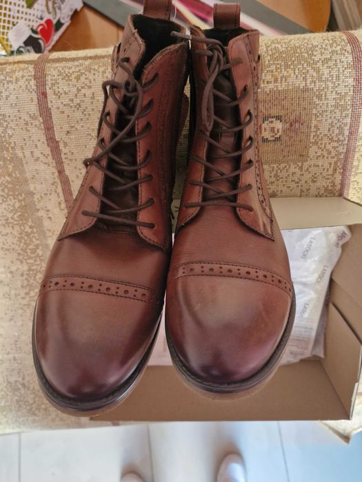 Продават се нови дамски боти ''Lasocki''