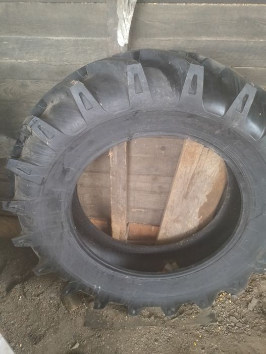 Vând cauciuc de tractor 445