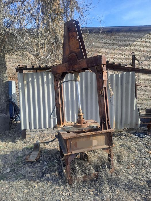 Продаю б.у пресс станок производство СССР