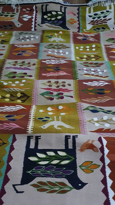 Covor manual lucrat in gherghef