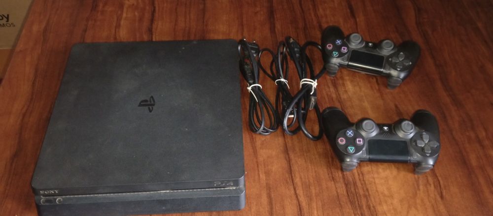 Pleyststiyon  4  slim
