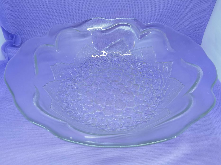 Стъклени купи и чинии не ползвани