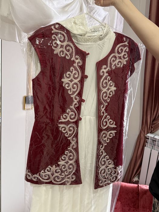 Қазақша жекет пен ақ көйлек