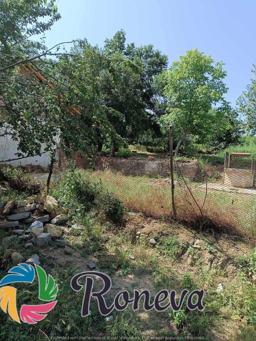 Дворно място с къща за ремонт